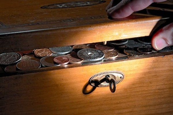 Comment économiser sur vos charges bancaires grâce à un compte adapté