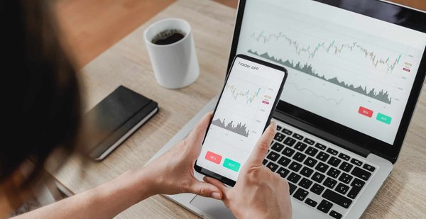Quels sont les avantages et les principes clés de la stratégie d’investissement "acheter et conserver" ?